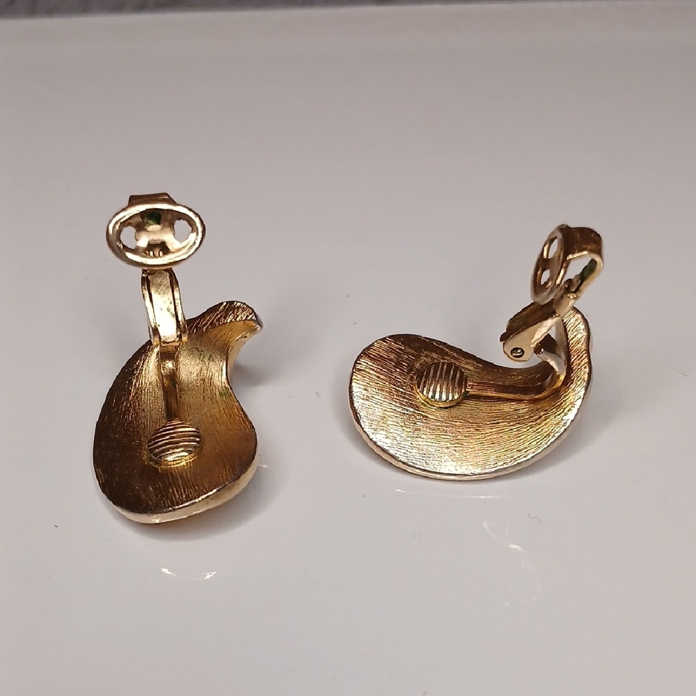Vintage Signed Trifari Gold Wave Clip-On Earrings - Picture 3 of 7